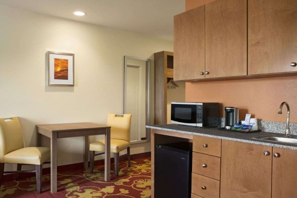 DAYS INN & SUITES BY WYNDHAM B (Belmont)